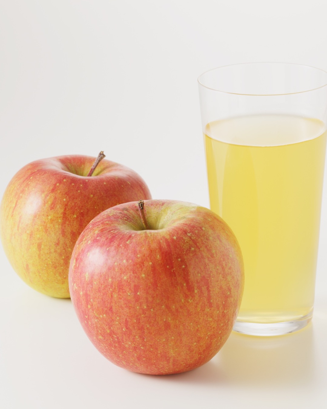 A whole apple compared with a glass of apple juice — same sugar, very different structure
